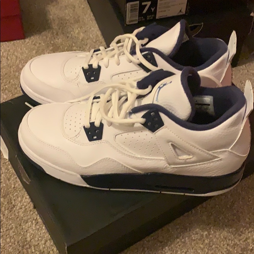 Jordan retro 4. Grade school 7.